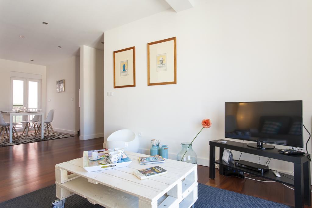 Joivy Joyful 2Br Apt With Terrace Nearby Sao Bento Palace Lisbon Room photo