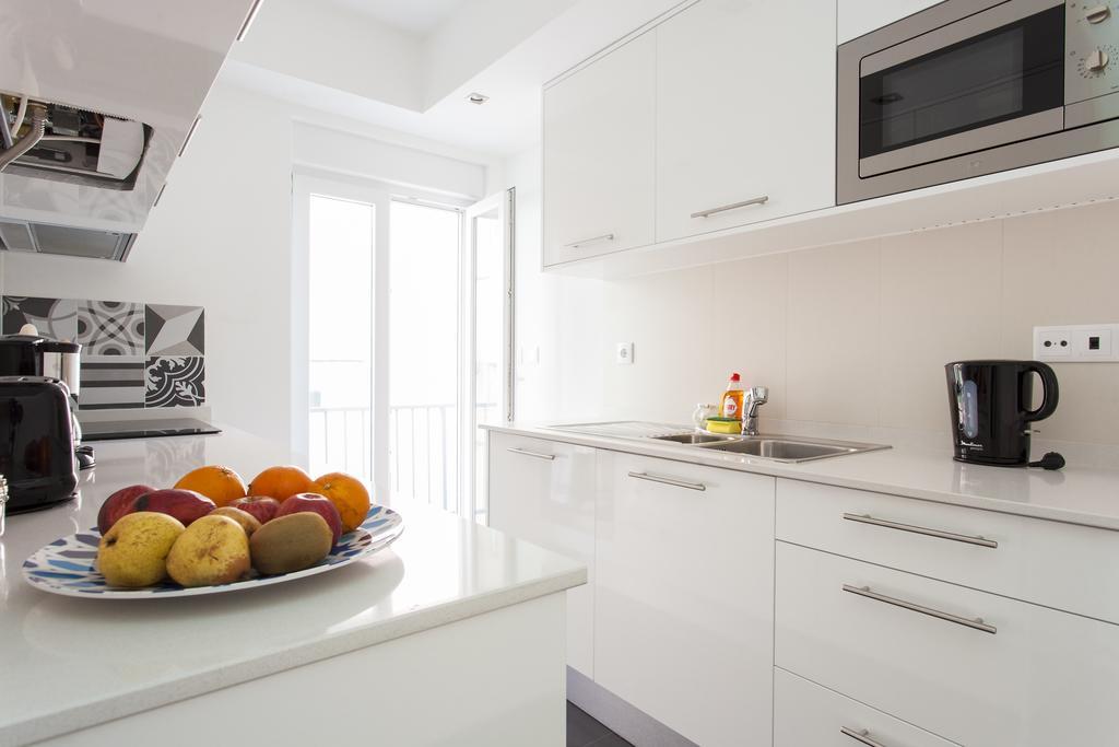 Joivy Joyful 2Br Apt With Terrace Nearby Sao Bento Palace Lisbon Room photo
